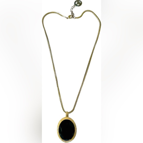 Gorgeous Trifari Gold Tone Necklace 18-20” w/ Black Onyx like oval pendant - Picture 5 of 6